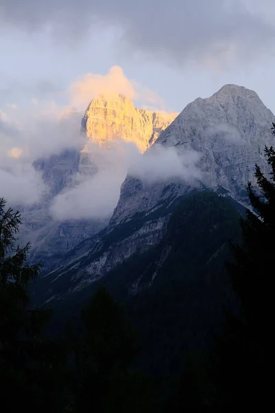 Vertikální Záběr Mraků Plovoucích Nad Zasněženými Horami Madonna Campiglio Itálie — Stock fotografie