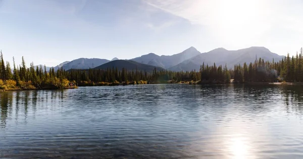 Uma Bela Paisagem Lago Com Montanhas Fundo Dia Ensolarado — Fotografia de Stock