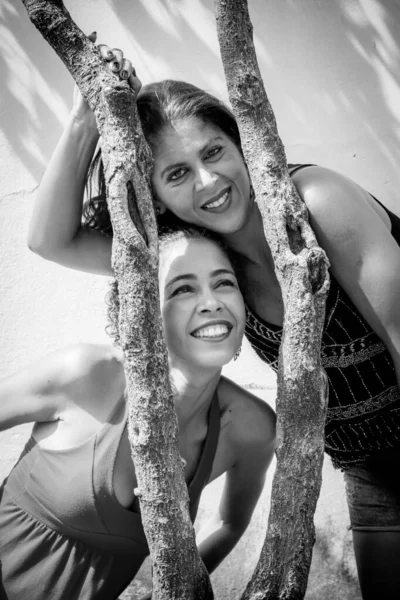 Uma Seletiva Duas Fêmeas Posando Perto Uma Árvore Contra Parede — Fotografia de Stock