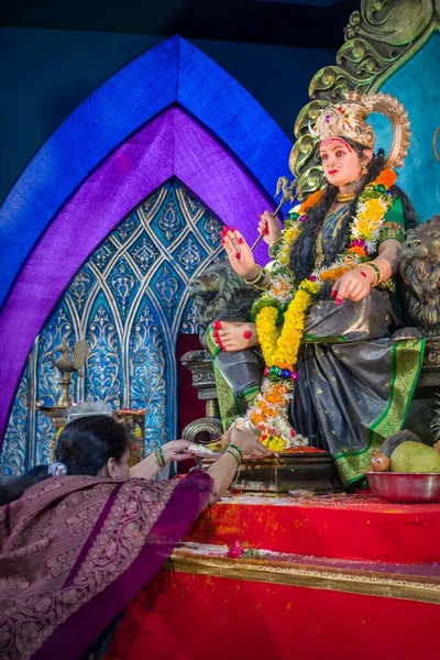 Een Vrouw Aanraking Voeten Van Een Idool Van Maa Durga — Stockfoto