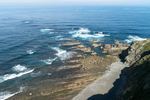 Güneşli Bir Günde Denizdeki Kayaların Havadan Görünüşü — Stok fotoğraf