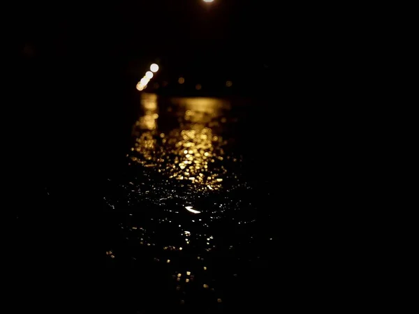 Gece Islak Bir Yolun Yakın Plan Çekimi — Stok fotoğraf