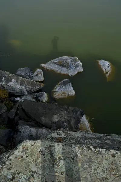 지역에서 날씨에 바위들이 호수의 — 스톡 사진