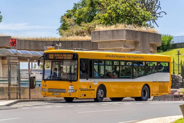 马德拉市Funchal车站的一辆黄色Horarios Funchal公共汽车 — 图库照片