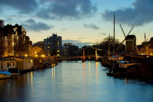 Město Leiden Večerních Hodinách Oblačnou Oblohou Pozadí Nizozemsku — Stock fotografie