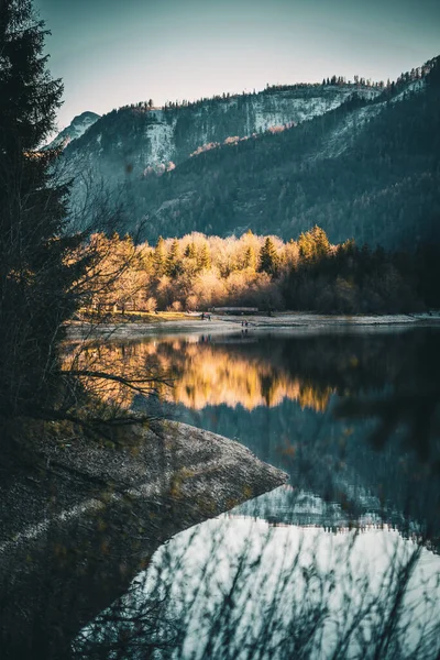 Uma Bela Paisagem Lago Com Reflexo Árvores Outono Montanhas — Fotografia de Stock