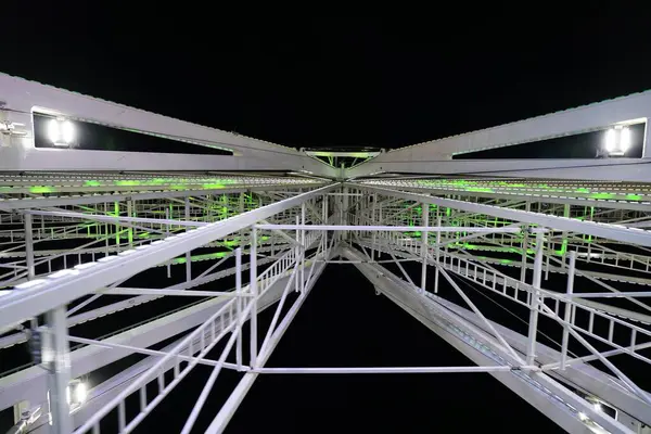 Eine Flache Aufnahme Des Weiß Beleuchteten Riesenrads Unter Dem Dunkelschwarzen — Stockfoto