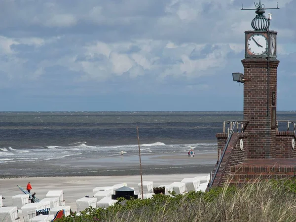 ドイツのワンゲローゲ島のビーチにある時計塔 — ストック写真