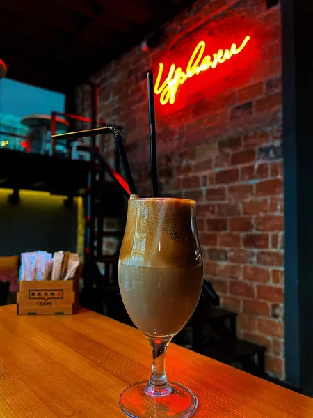 Vertikal Närbild Kall Nescafe Serveras Ett Café — Stockfoto