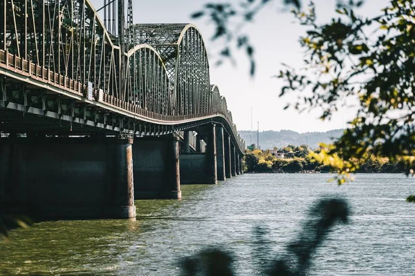 Uma Ponte Que Estende Sobre Rio Columbia — Fotografia de Stock