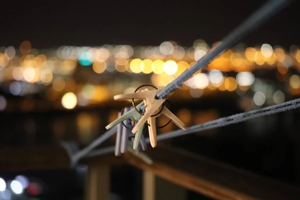 Ett Selektivt Fokus Tyget Pinnar Repet Lägenhetens Balkong Med Bakgrund — Stockfoto