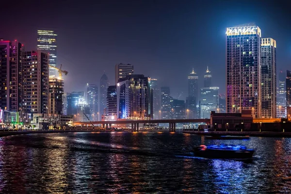 Чудова Сцена Сучасного Міста Високими Хмарочосами Будинками Освітленими Вночі — стокове фото