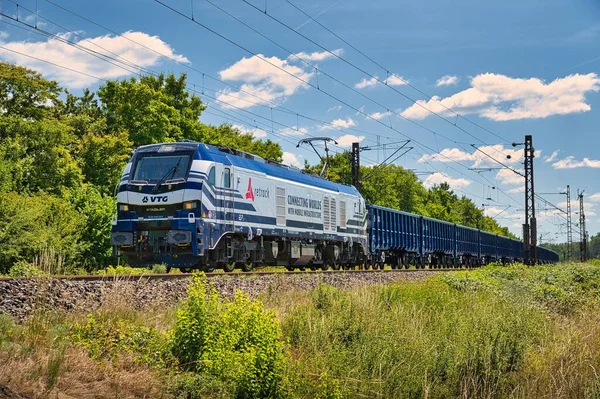 Prachtig Uitzicht Een Moderne Locomotief Met Een Goederentrein Bij Daglicht — Stockfoto