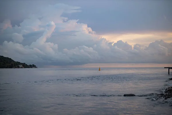 Krásná Scenérie Lodi Moři Dramatickým Oblačným Nebem Pozadí Při Západu — Stock fotografie