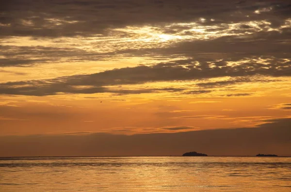 Piękny Strzał Morskiego Krajobrazu Pod Chmurami Podczas Zachodu Słońca Melaka — Zdjęcie stockowe