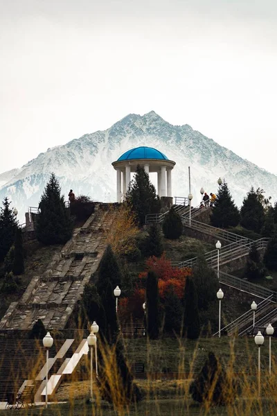 Disparo Vertical Parque Público Contra Montaña Almaty Kazajstán — Foto de Stock