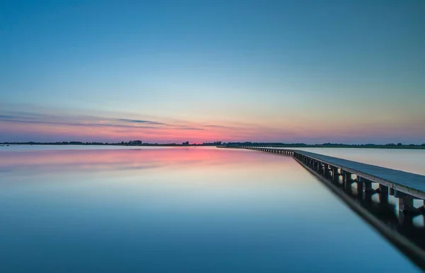 Vacker Utsikt Över Brygga Och Havet Vid Lila Solnedgång — Stockfoto