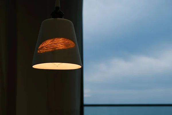 Съемка Закрытой Лампы Листком — стоковое фото