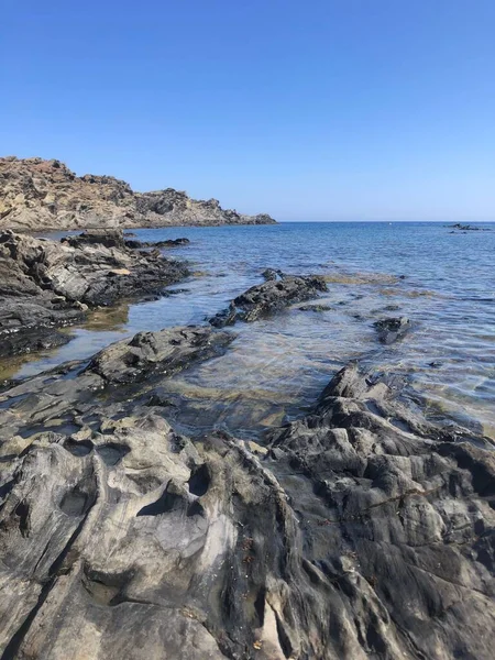 Eine Vertikale Aufnahme Des Mittelmeeres Und Der Felsigen Küste Cadaques — Stockfoto