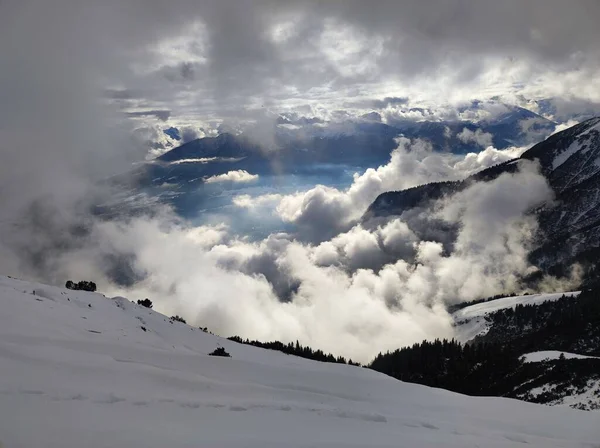 Krásný Výhled Zasněžené Hory Pod Zataženou Oblohou — Stock fotografie