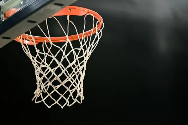 Крупный План Баскетбольного Кольца Крытого Стадиона Тёмном Фоне — стоковое фото