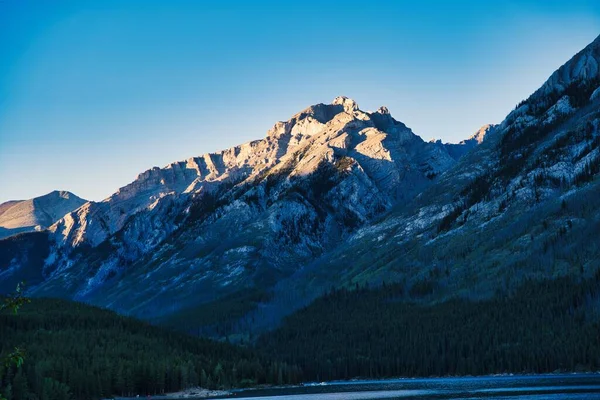 Uma Bela Paisagem Montanha Com Céu Azul Banff Jasper National — Fotografia de Stock