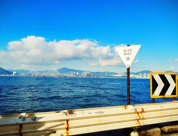 Una Vista Panorámica Del Mar Edificio Una Orilla Hong Kong — Foto de Stock