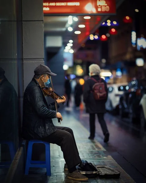 Geceleri Sokaklarda Maske Takan Yaşlı Bir Kemancı — Stok fotoğraf