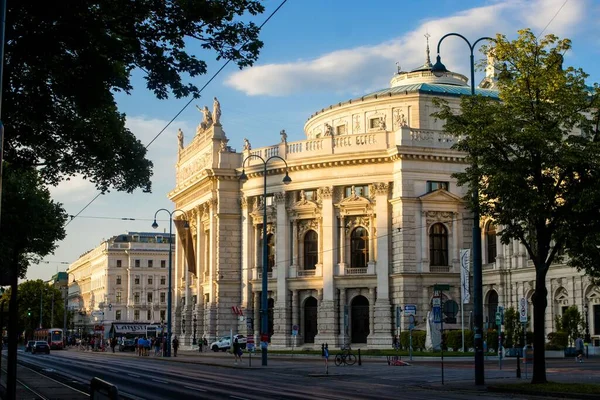 Avusturya Nın Güzel Viyana Şehrinde Güzel Bir Yaz Gününde Burgtheater — Stok fotoğraf