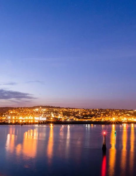 Una Vista Notturna Del Porto Balneare Teignmouth Dall Altra Parte — Foto Stock