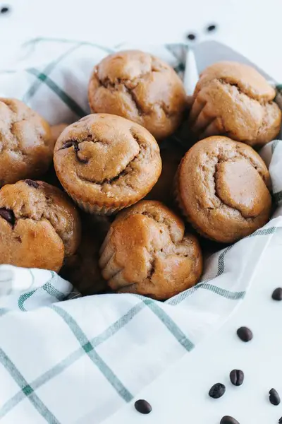 Eine Vertikale Aufnahme Von Blaubeer Muffins Auf Weißem Hintergrund — Stockfoto