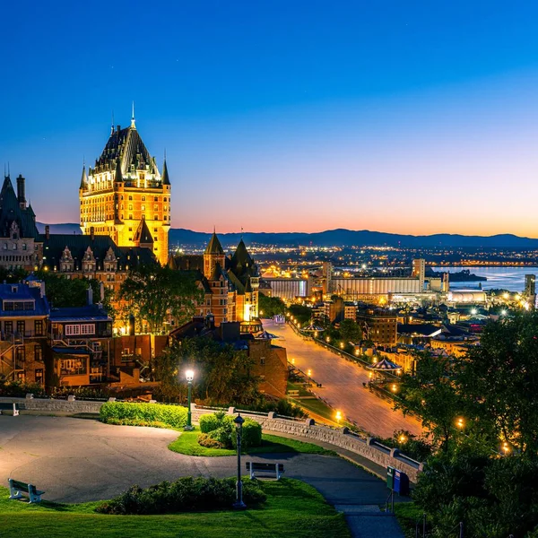 Vacker Utsikt Över Chateau Frontenac Omgiven Grönska Quebec Kanada Natten — Stockfoto