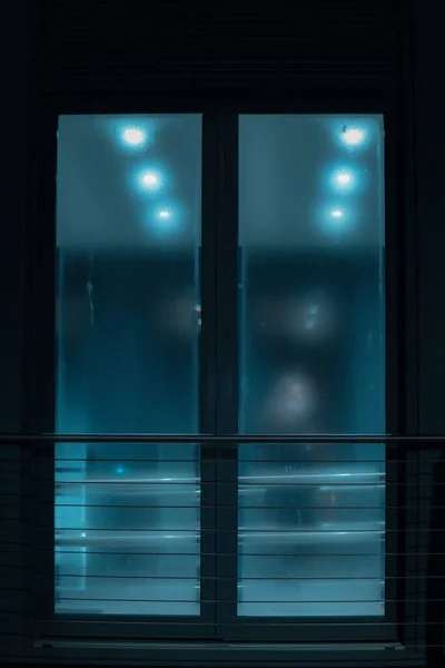 Ένα Κάθετο Πλάνο Των Κλειστών Σύγχρονων Θυρών Μπλε Φως — Φωτογραφία Αρχείου