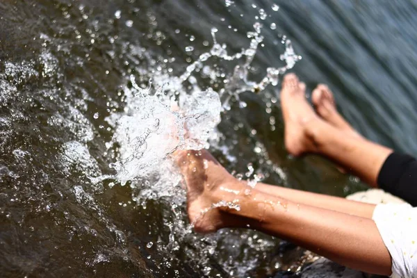 Gente Divierte Pateando Salpicando Agua Con Sus Pies Descalzos Playa — Foto de Stock