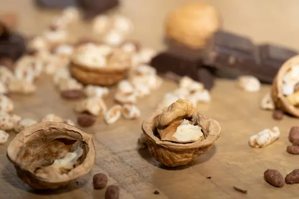 Selektivní Zaměření Vlašských Ořechů Čokoládových Tyčinek Dřevěný Stůl — Stock fotografie