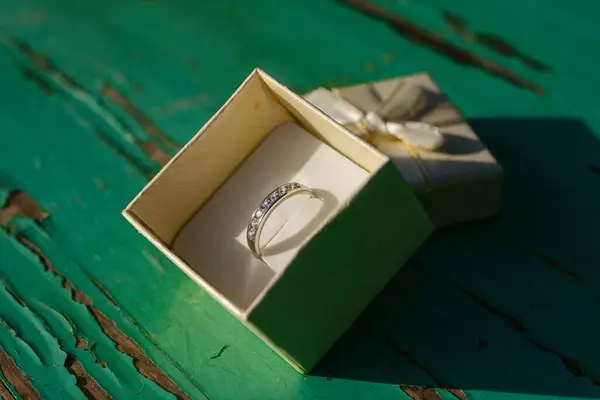 Μια Κορυφαία Άποψη Ενός Κουτιού Ένα Όμορφο Δαχτυλίδι Ένα Πράσινο — Φωτογραφία Αρχείου