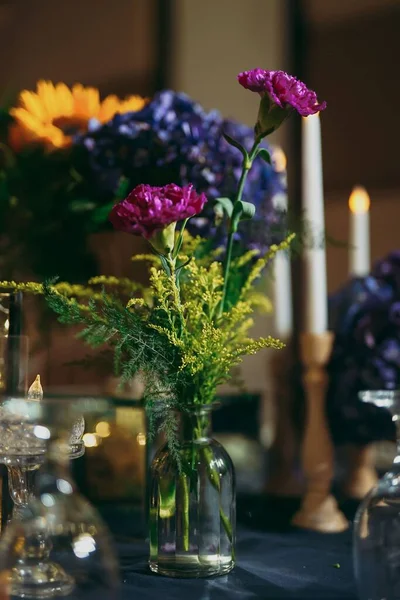 花で飾られたお祝いのテーブルの垂直 お祝いの準備 — ストック写真