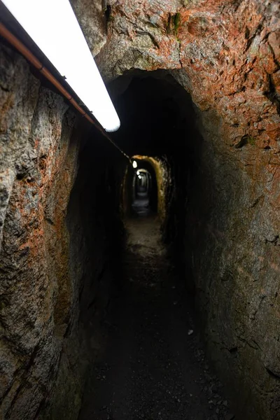 Μια Κάθετη Του Μονοπατιού Μέσα Από Μια Σήραγγα Σπηλιά — Φωτογραφία Αρχείου