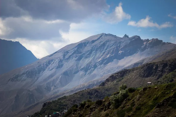 Paysage Montagne Verdoyante Avec Ciel Brumeux Des Nuages Blancs Coucher — Photo