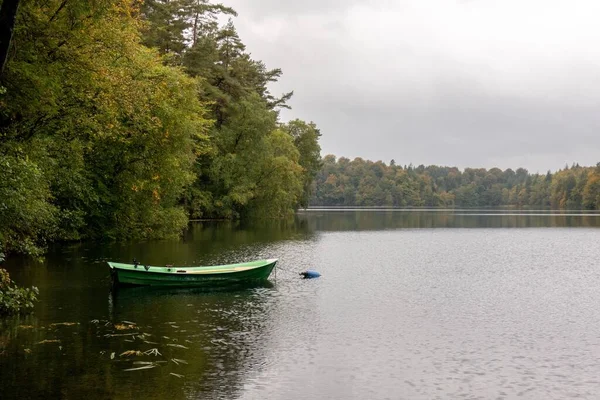 Ein Auf Einem See Vor Anker Liegendes Holzboot Dessen Spiegelung — Stockfoto