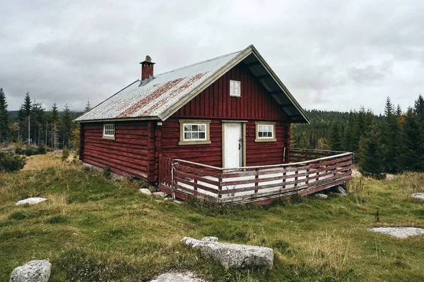 Sebuah Peternakan Musim Panas Norwegia Perbukitan — Stok Foto