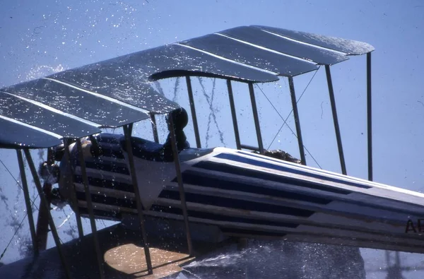 Крупный План Самолета Фоне Голубого Неба — стоковое фото