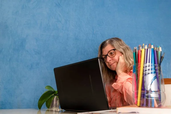Een Vrouw Die Thuis Kantoor Met Een Laptop Werkt Met — Stockfoto