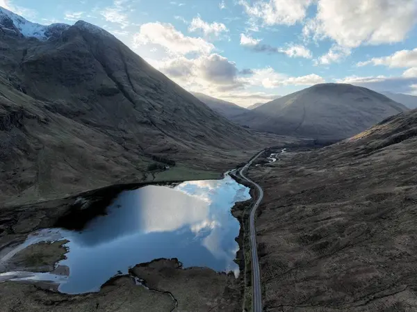 Skoçya Daki Yeşil Tarlalar Tepeler Dağlarla Çevrili Vadideki Dağ Gölünün — Stok fotoğraf