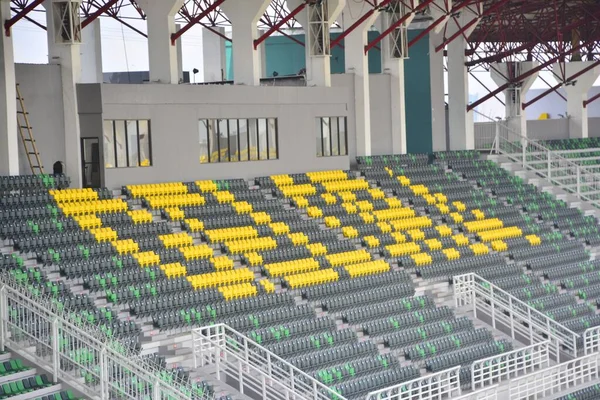 Assento Fila Superior Vazio Com Combinação Cor Letra Estádio Futebol — Fotografia de Stock