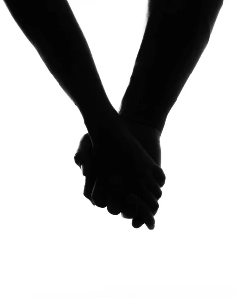 一对手牵手的夫妇的垂直灰度 — 图库照片