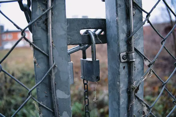 田舎の柵の上に金属製の南京錠が — ストック写真