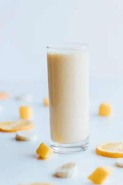 Вертикальний Крупний План Склянки Молочного Коктейлю Апельсинами Білому Тлі — стокове фото