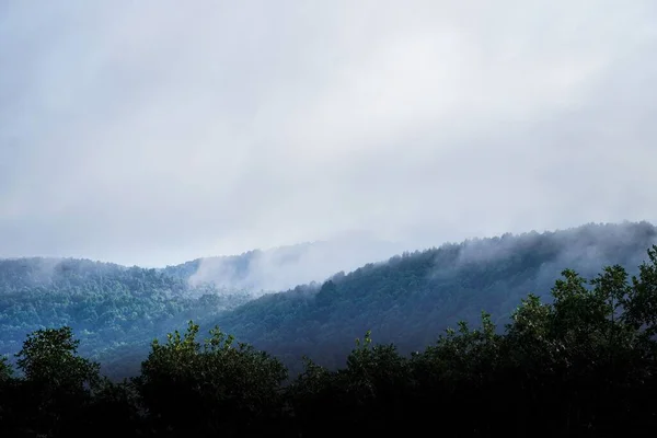 Krásný Záběr Výhled Hory Gruzii Pod Mraky — Stock fotografie