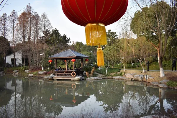 Uma Alcova Estilo Chinês Perto Lagoa Parque Público Com Pessoas — Fotografia de Stock